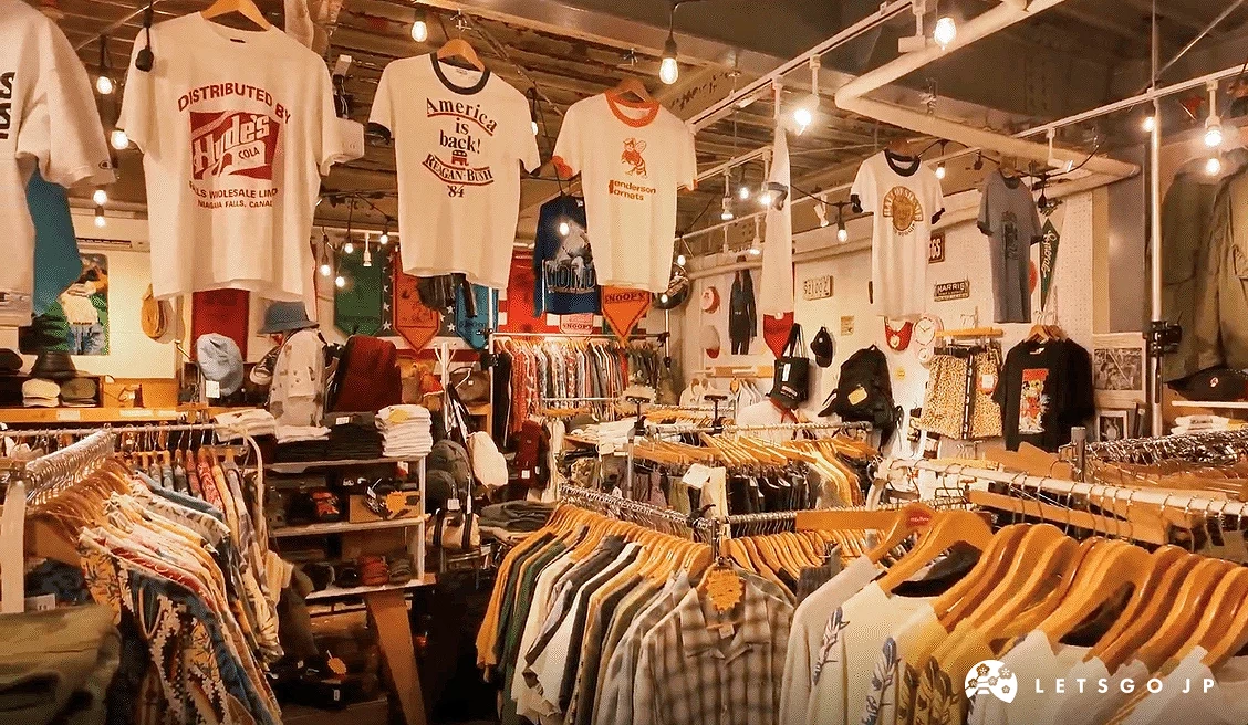 店鋪內陳列許多美式服飾